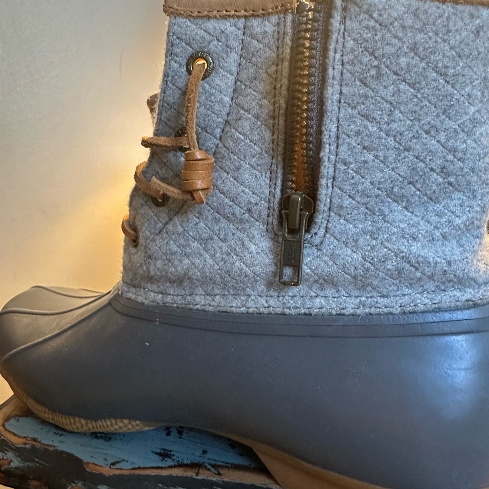 NEW!!!! SPERRY Winter Boots. Size 10. pristine condition.! - Picture 4 of 6